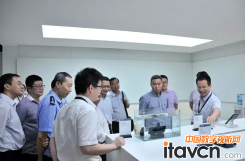 眾人觀看科達移動警務做防水測試