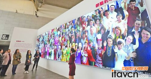 9月25日烏魯木齊國際機場,人群熱烈歡迎中央代表團的到來