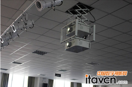 青島文正小學兩臺疊加投影機