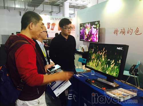 工作人員現(xiàn)場(chǎng)為參會(huì)嘉賓講解NEC顯示器的特點(diǎn)