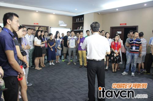 深圳清華校友認真聆聽梁總關于光峰產品的介紹