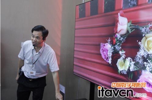 梁總向深圳清華校友介紹光峰激光家庭影院