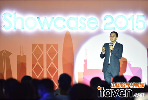 參會嘉賓駐足圍觀Showcase現(xiàn)場激光工程投影機解決方案