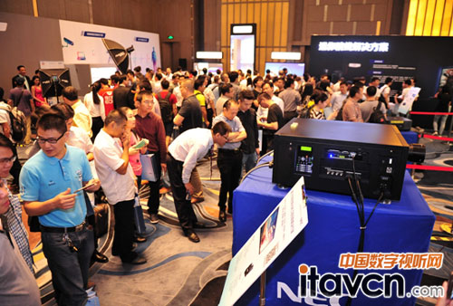 參會嘉賓在NEC 顯示器前參觀