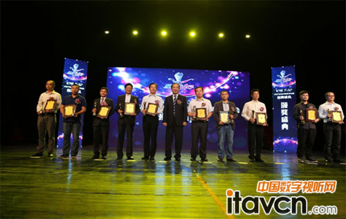 中國演藝設備技術協會理事長朱新村為“十佳擴聲系統品牌”獲獎企業代表頒獎