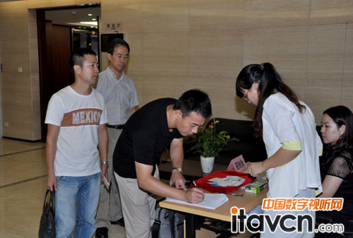 參會嘉賓陸續簽到、入場