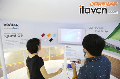 Qumi Q6外型輕巧,投影機應有的功能卻一應俱全