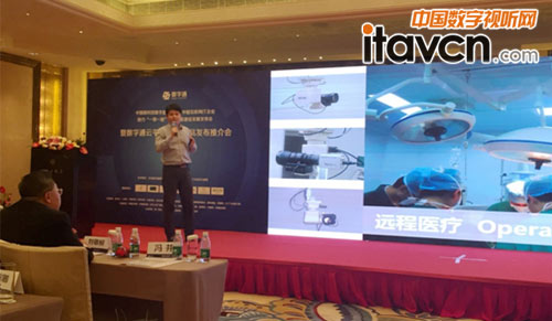 圖1 KXWELL銷售總監趙德銀向與會人士介紹KXWELL視頻采集控制系統解決方案