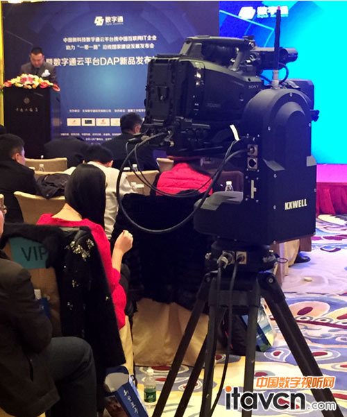 圖2 作為會場視頻采集主機位的SONY PMW-580K攝像機和KXWELL KX-PH695A云臺