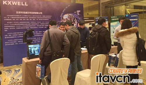 圖3 與會觀眾現場體驗KXWELL視頻采集控制系統