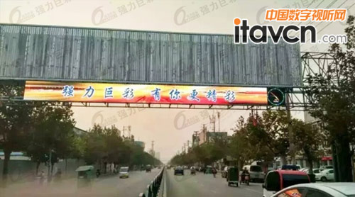 可播放單雙色、全彩、視頻的交通廣告屏