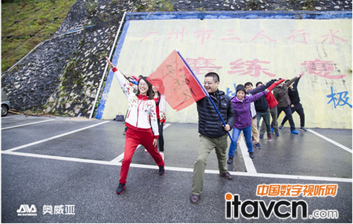 (你要支持哪一組啊?快選我選我!)