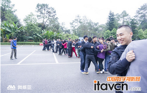 (奧威亞的歐巴們穿上運動服更帥氣了~)