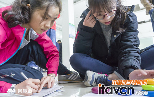 (小伙伴聚精會神,下一步應(yīng)該怎么走?)