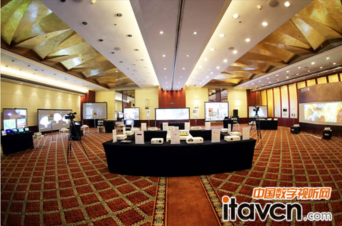 NEC現(xiàn)場搭建10個(gè)商務(wù)投影機(jī)解決方案方便合作伙伴直觀體驗(yàn)