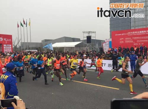 27日,太湖馬拉松比賽鳴槍后選手們沖出起跑線