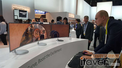 現場參觀者體驗三星曲面顯示器CF591