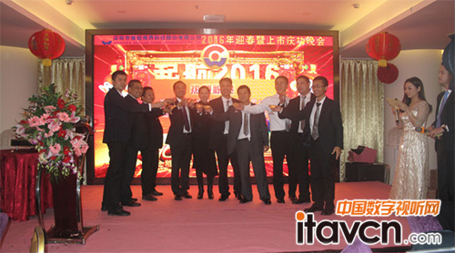 總經(jīng)辦領(lǐng)導(dǎo)開香檳敬酒