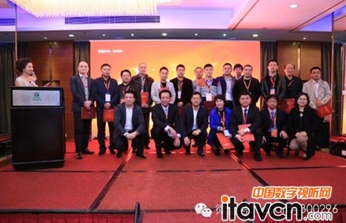 現場簽約并合影(一)