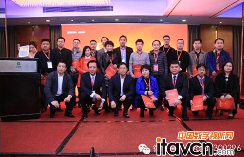 現場簽約并合影(二)