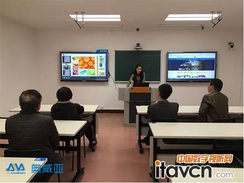 胡鐵生老師觀看微課助手操作演示