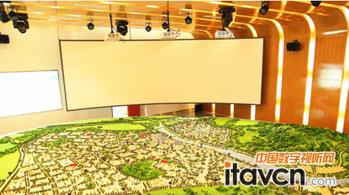 Vivitek(麗訊)D6510工程投影機(jī)將陵水縣地圖投射在弧形巨幕上