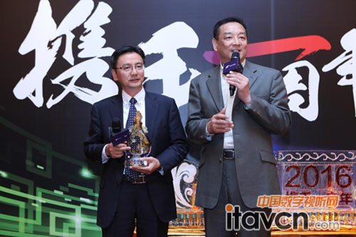 圖:NEC為鴻合頒發“NEC•鴻合科技攜手一周年紀念”獎杯