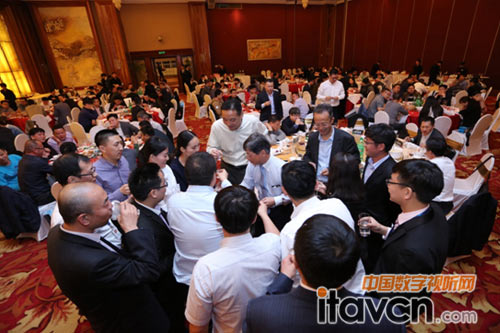 圖:氣氛熱烈的晚宴現場