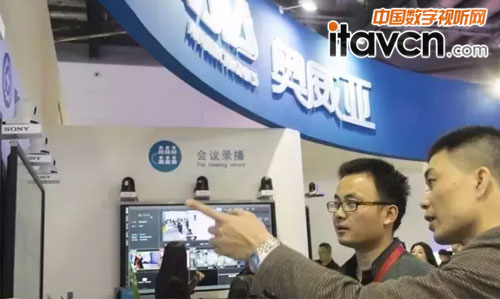 工作人員為用戶解疑