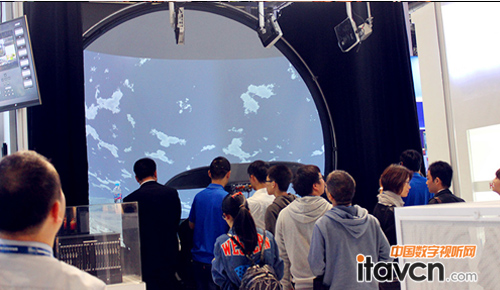 排隊等候體驗的觀眾