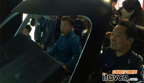 被模擬艙吸引的飛機試飛員徐勇凌