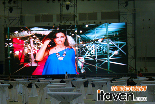 圖2 激光視真系統配置的激光大屏幕投影顯示系統。