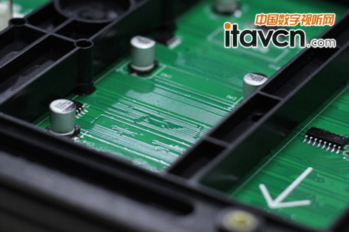 加噴三防漆的PCB板 表面有反光防護層