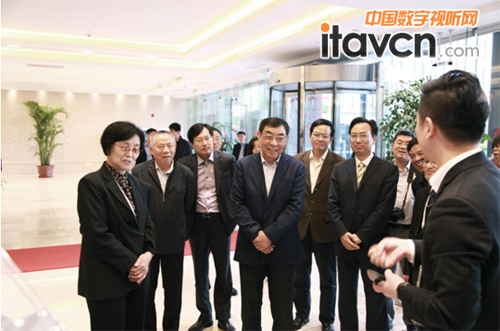 圖1:馬培華一行在華平管理層的陪同下參觀