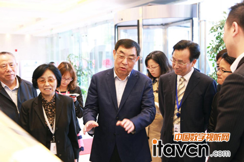 圖2:馬培華副主席對智能鋼琴表示看好