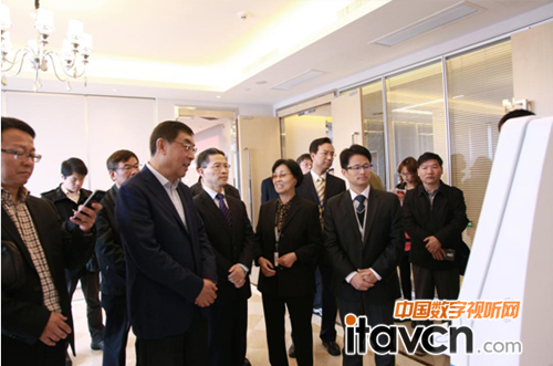 圖3:胡君健向調研組成員演示視頻銀行遠程業務咨詢