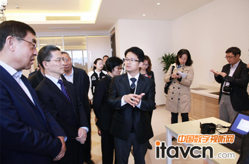 圖4:胡君健為馬培華副主席介紹掌靜脈識別儀