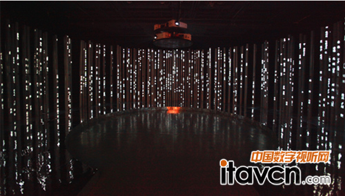 Vivitek(麗訊)6臺(tái)DW6030工程投影機(jī)通過(guò)六通道融合打造出作品《喧囂與寧?kù)o》