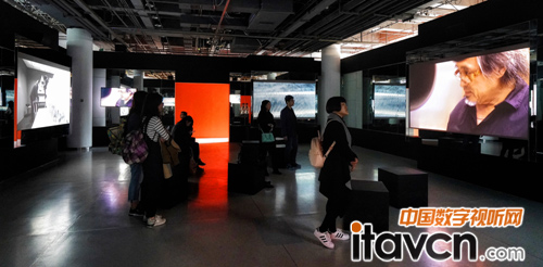 Vivitek(麗訊)采用3臺(tái)D755WT超短焦投影機(jī)投射講座實(shí)錄和訪談畫(huà)面