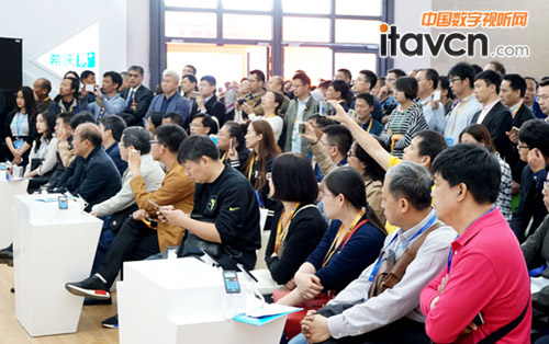 來賓們高舉手機進行拍攝記錄