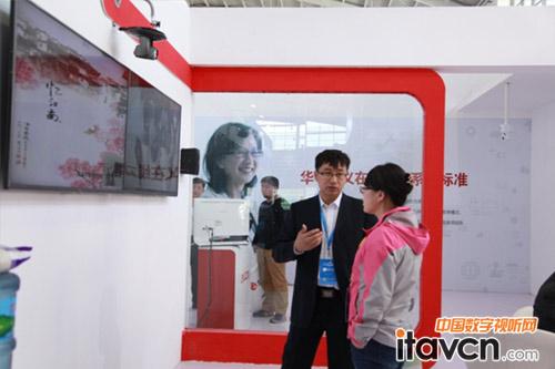 圖4:工作人員為觀眾講解“在線評課”