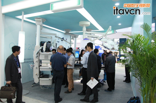 圖1:華平智慧手術室吸引眾多觀眾前來參觀咨詢