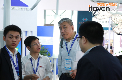 圖6: 觀眾被智慧手術室深深吸引