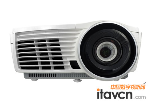 Vivitek(麗訊)H1186的1.5倍大變焦廣角鏡頭最大可投射300英寸畫面