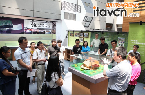 媒體朋友們饒有興致參觀了“綠筑跡—臺達綠色建筑展”