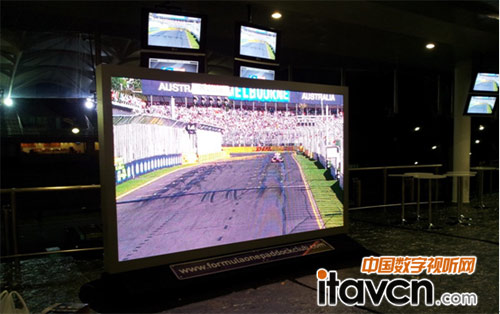 廣場的大屏還可以繼續看球賽!