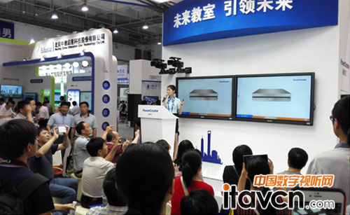 精彩講解引發眾人“圍觀拍照”