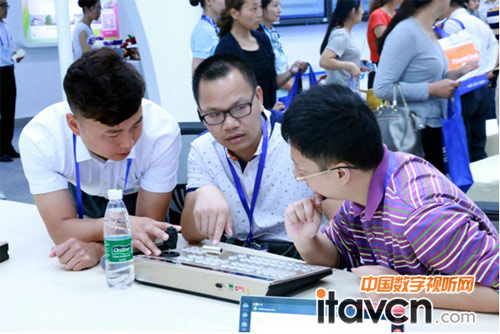 工作人員講解產品