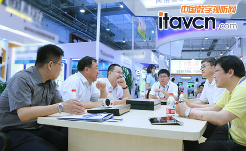 各位領導在討論產品