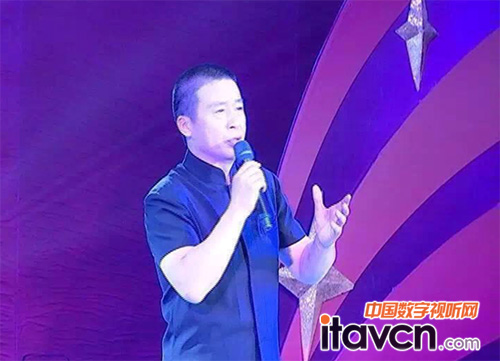 表演者使用H-31無線話筒演唱